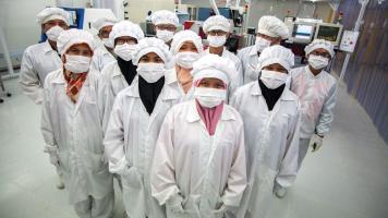 Students learn to make microchips at a teaching factory in Bandung. Photo credit: ADB.