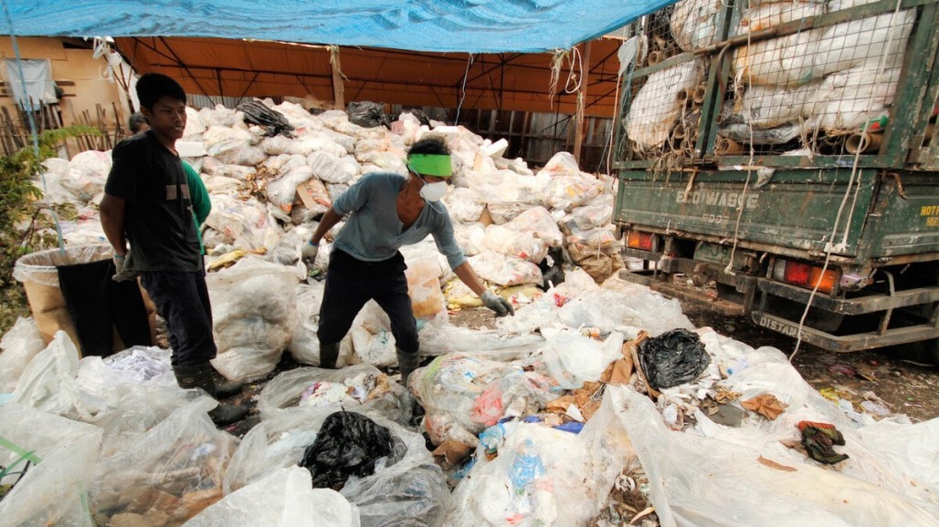 At a materials recovery facility in the Philippines, mixed plastic and paper wastes are sorted and resold as recycled raw materials. Photo credit: ADB.