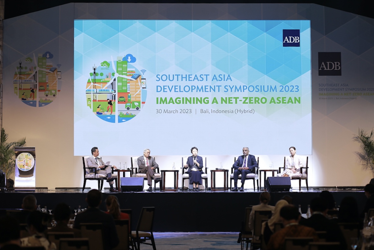 (From left) Bloomberg TV Anchor and Chief Markets Editor David Ingles, Philippine Central Bank Governor Felipe Medalla; Glasgow Financial Alliance for Net Zero Asia–Pacific Network Managing Director Yuki Yasui; ADB Director General and Sectors Group Chief-Designate Ramesh Subramaniam; and Singapore Exchange Managing Director, Head of Sustainability and Sustainable  Finance Herry Cho. 