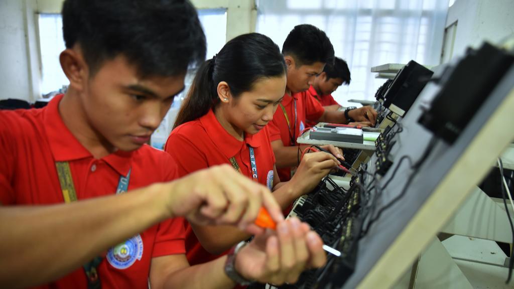 ADB is assisting the Philippine government in creating a more liberalized business and investment environment to encourage the private sector to grow and create more jobs. Photo credit: ADB.