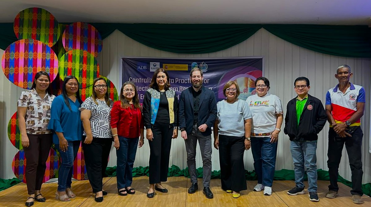 Department of Tourism Region 11 Director Tanya Rabat Tan (5th from left) with seminar facilitators and participants. Photo credit: ADB.