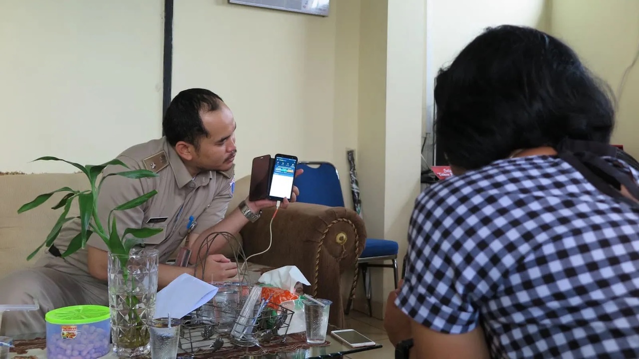 Designing a human-centered air quality monitoring system entails understanding the experiences and perceptions of communities and local governments. Photo credit: Courtesy of Pulse Lab Jakarta.