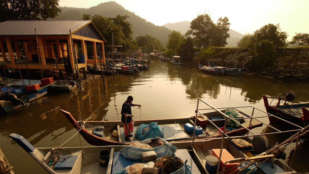 A fisherman tidies up his boat in Teluk Bahan, Penang. Fishing remains a major occupation for many residents of the Malaysian state. Photo credit: ADB.