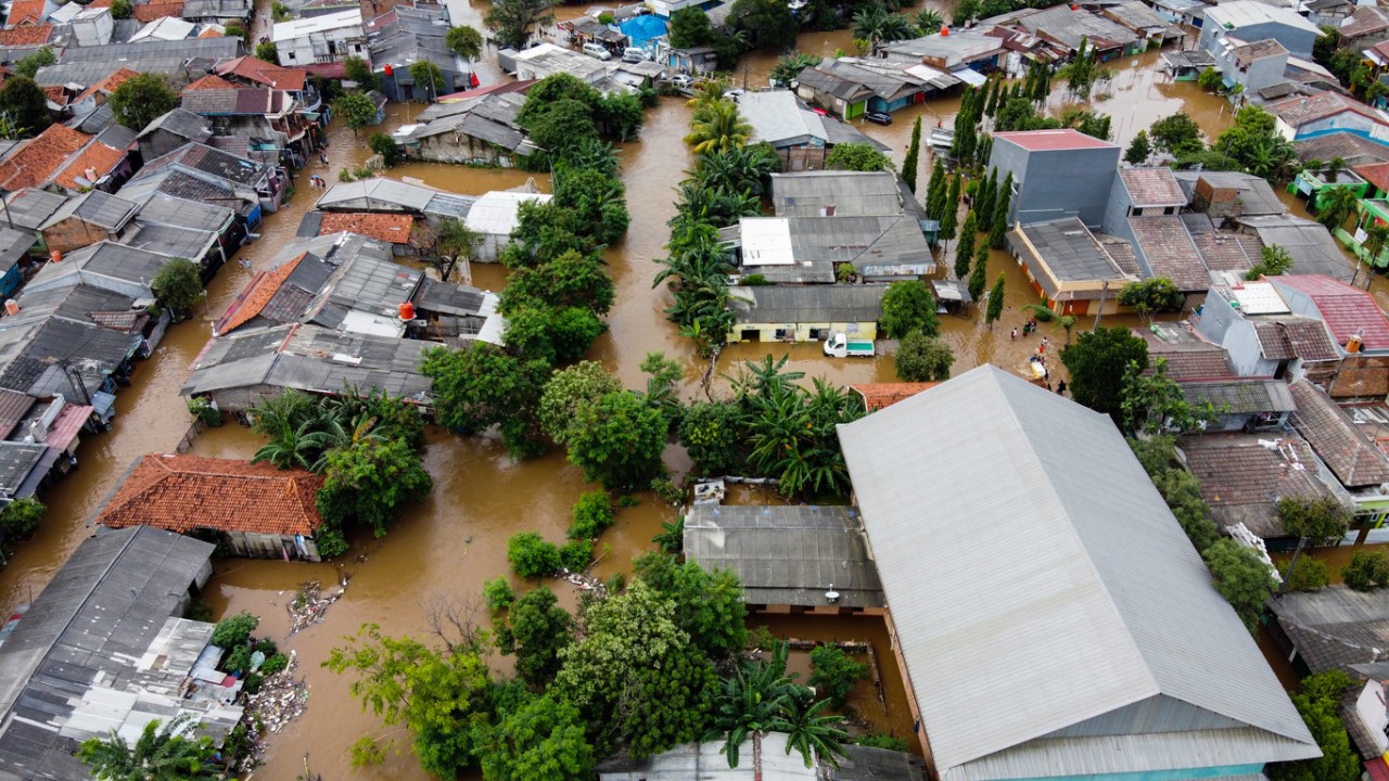 Community members participating in the RISE program collected photos of floods between 2018 and 2020 in Makassar. Photo credit: iStock/syahrir maulana.