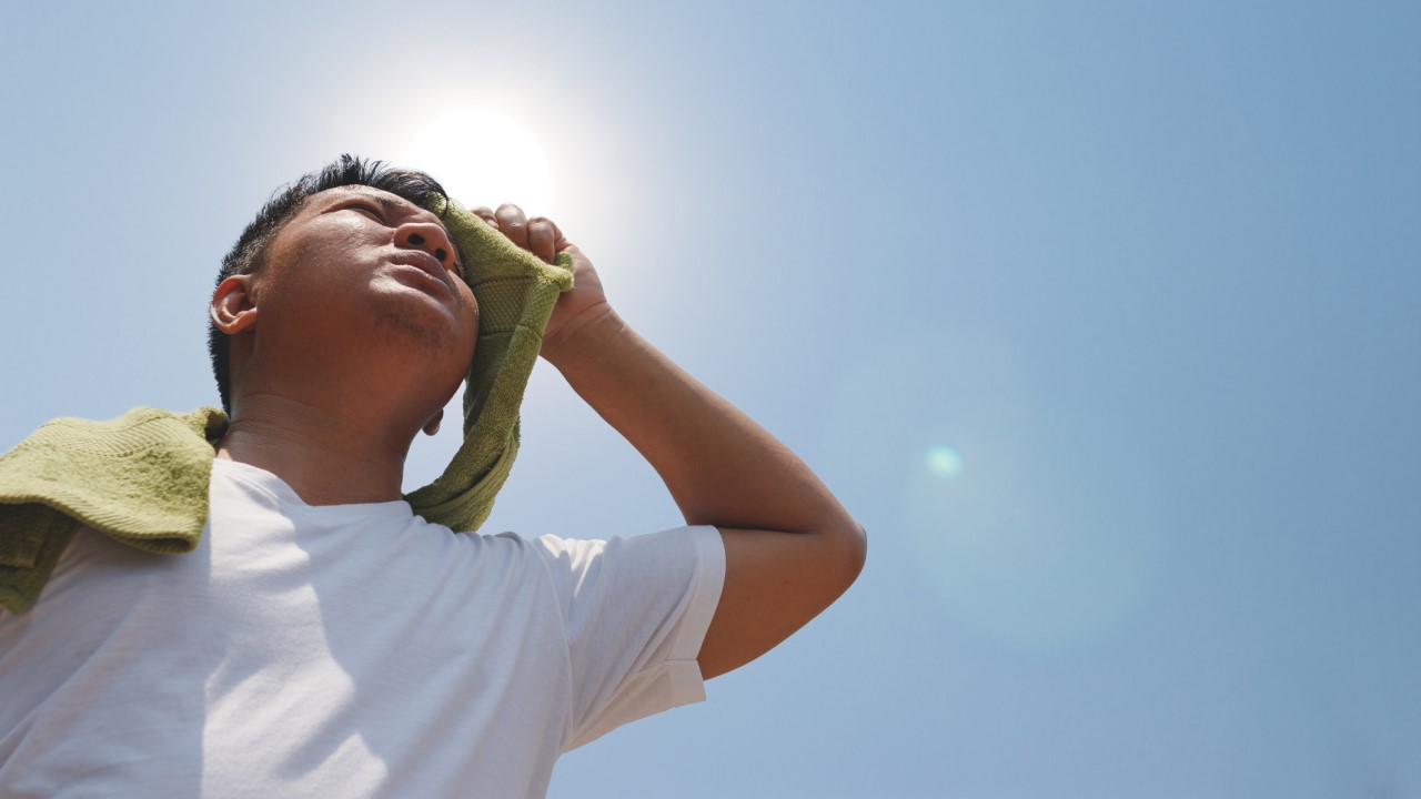 According to estimates, global warming of 1.5°C could expose 14% of the world population to severe heatwaves at least once every 5 years, and this figure rises to 37% under a 2°C warming scenario. Photo credit: iStock/PraewBlackWhile.