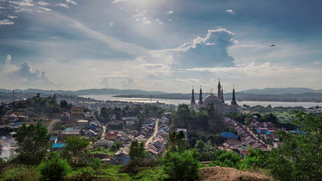 Nusantara is located roughly between two urban centers in East Kalimantan, Balikpapan and Samarinda (in photo). Photo credit: iStock/vidiawan.