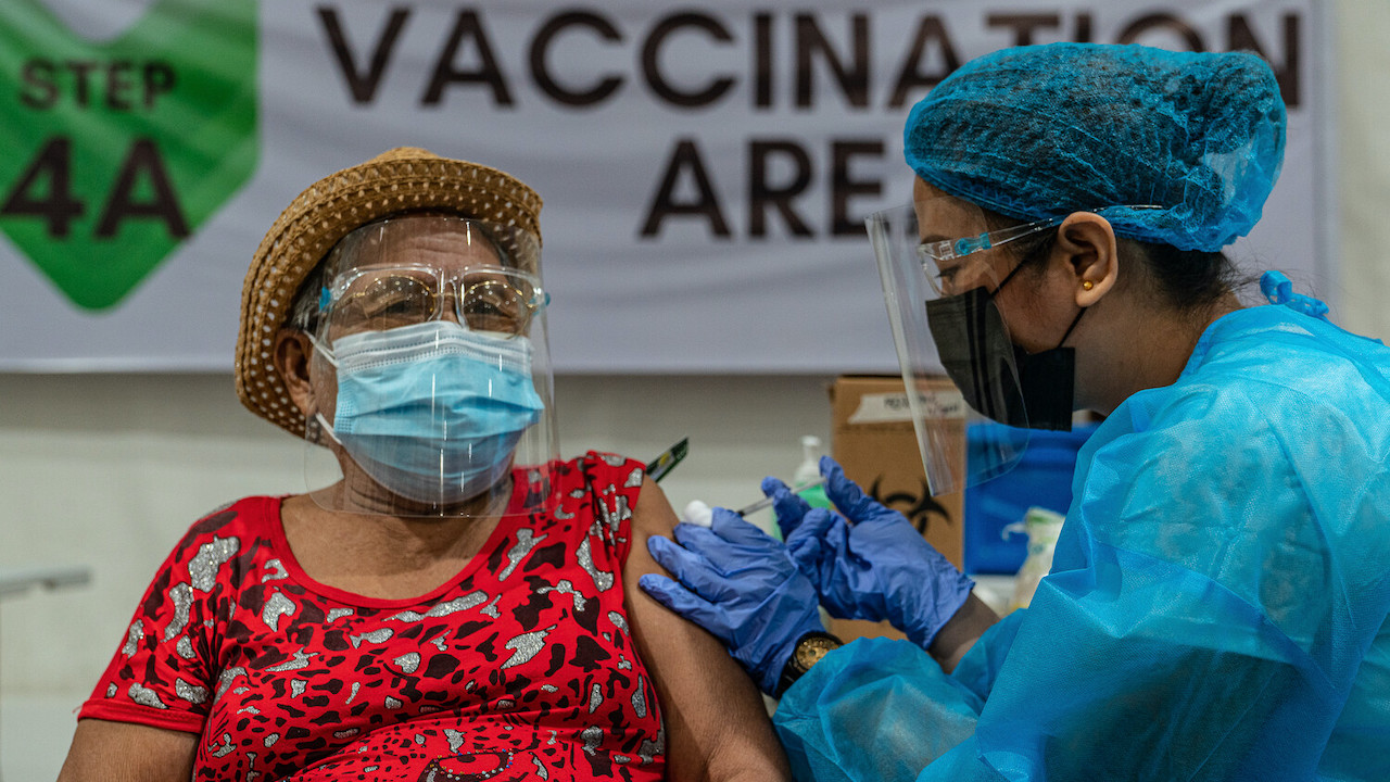 Big data can help countries track vaccine rollout and ensure that vaccines are stored within a precise temperature range, preserving their quality along the distribution chain. Photo credit: ADB.