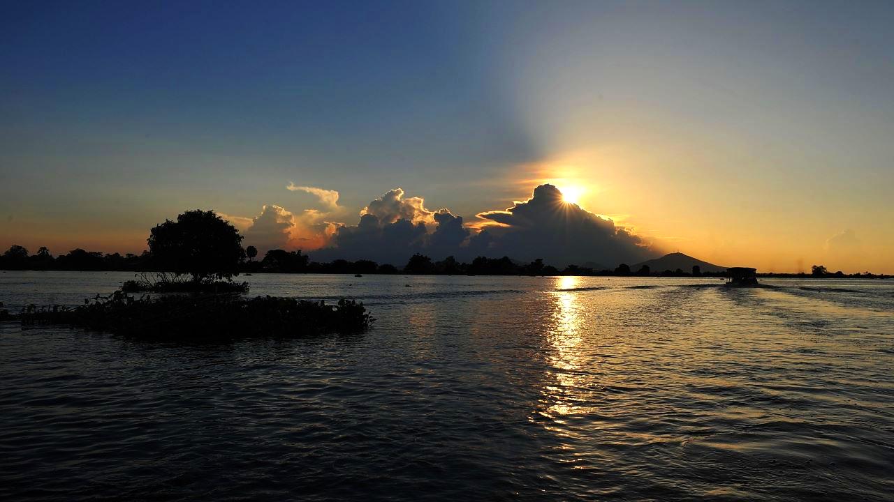 Sunset at Tonle Sap.