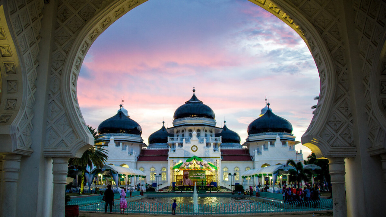 Muslim travelers often look for destinations that offer halal foods and prayer facilities. Photo credit: ADB.