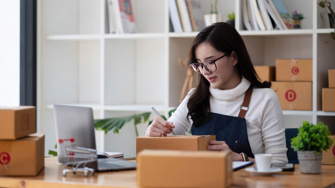 Digital economy companies play a crucial role as creators, distributors and users of digital technology, making them influential stakeholders in the building of a sustainable digital economy that is inclusive and secure. Photo credit: iStock/wichayada suwanachun.