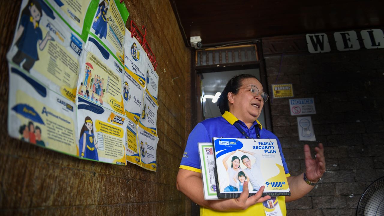 Pet shop owner Josefina Maranan shares her experience at a briefing for new customers of the Center for Agriculture and Rural Development, Inc. Photo by Al Benavente/ADB.