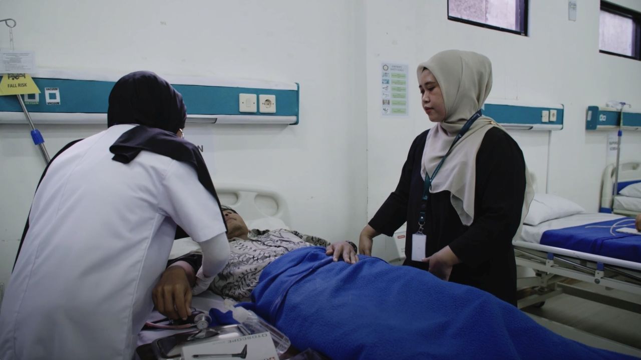 Ani Suryani (right), a Horizon University alumna and licensed nurse, now teaches in the university’s nursing lab—mentoring future health professionals to follow in her footsteps. Photo credit: ADB.