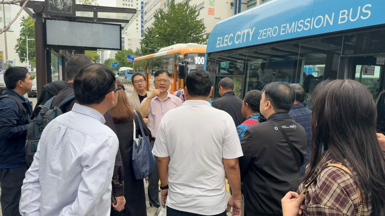 Dr. Yeong-Hyeon Hwang of Dong-A University briefs participants on Busan’s smart public transportation system at the bus stop near Busan Station. Photo credit: Jordana S Queddeng-Cosme/ADB.