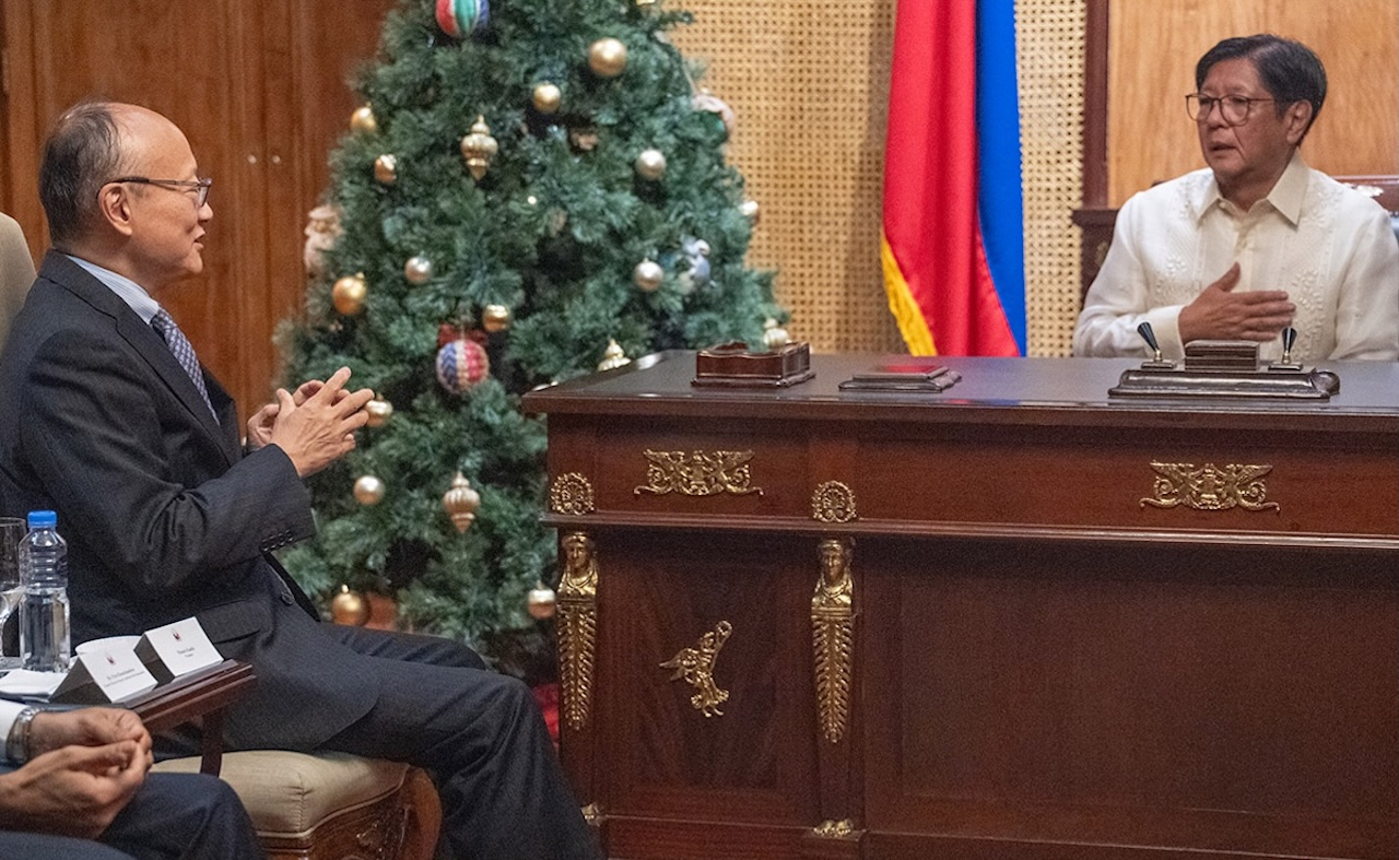 ADB President Masato Kanda and Philippine President Ferdinand R. Marcos Jr. meet at Malacañang Palace. Photo credit: ADB.