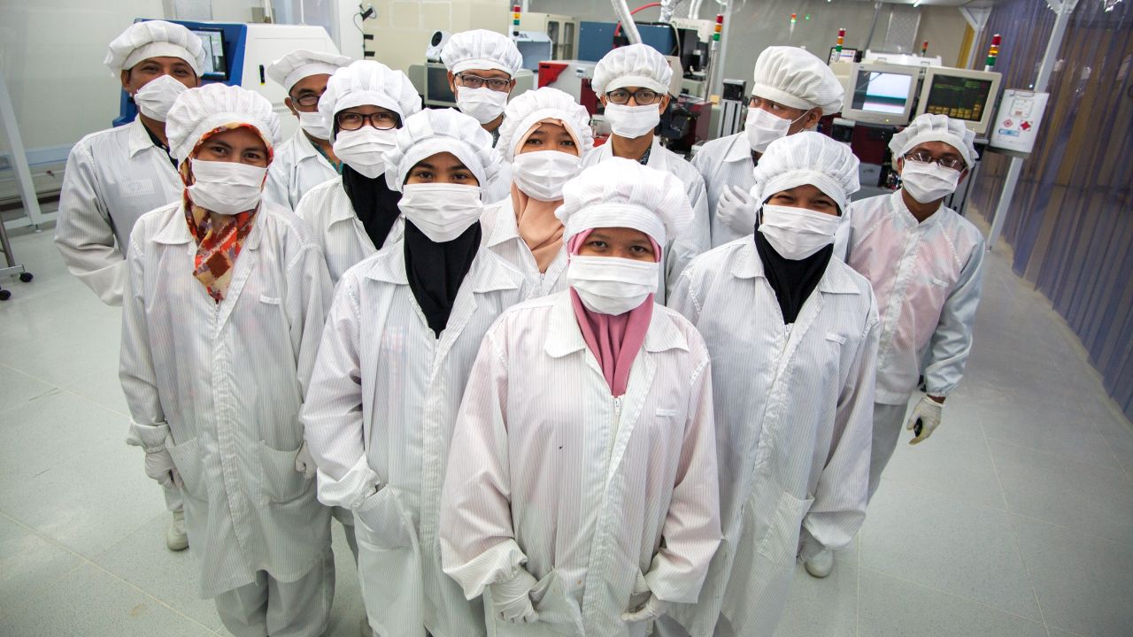 Students learn to make microchips at a teaching factory in Bandung. Photo credit: ADB.