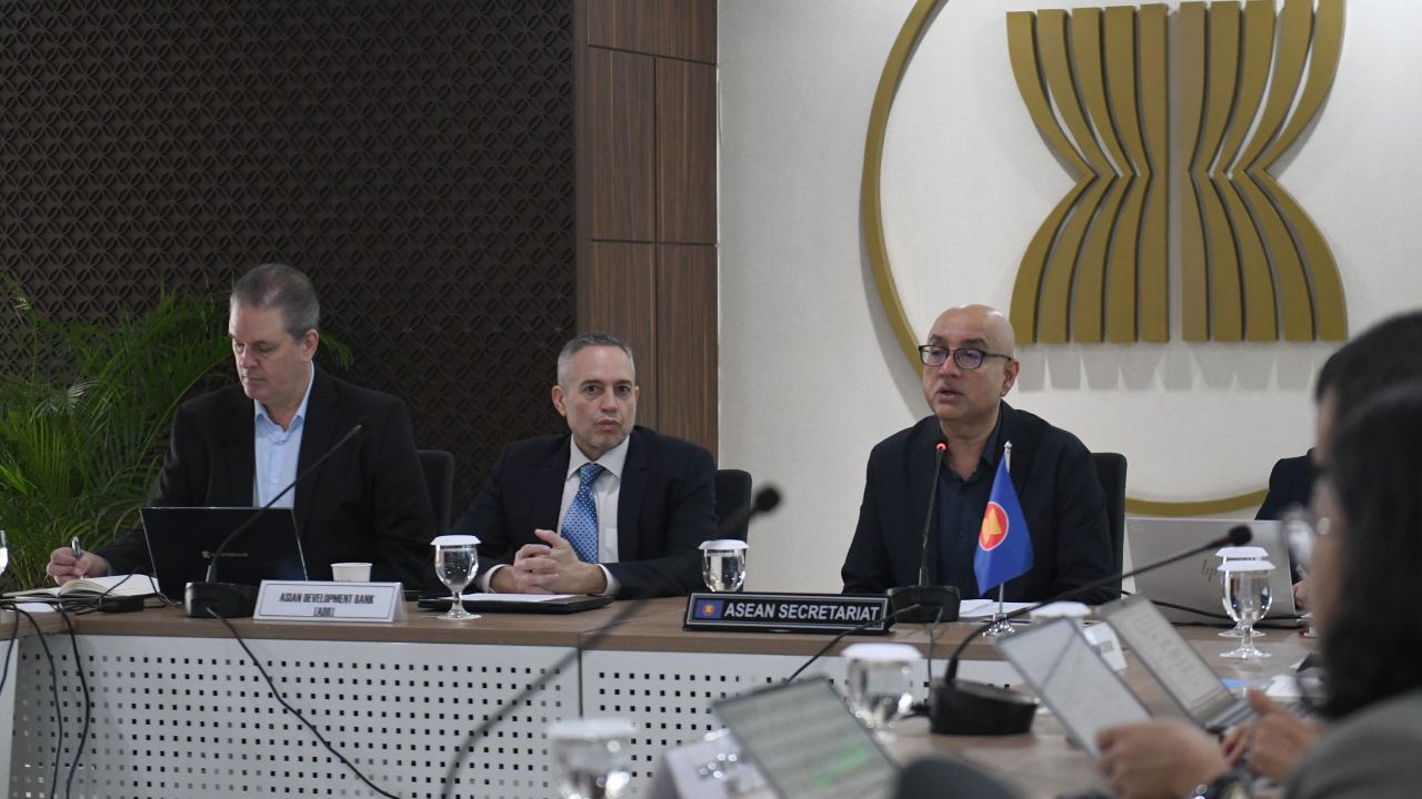 On 4 February, the ASEAN Secretariat and ADB organized a joint consultative meeting with the BIMP-EAGA Facilitation Centre, the Centre for the IMT-GT, and the GMS Secretariat in Jakarta. From left: Jason Rush, principal regional cooperation specialist at ADB; Alfredo Perdiguero, head of Regional Cooperation and Integration at ADB’s Southeast Asia Department; and ASEAN Deputy Secretary-General for ASEAN Economic Community Satvinder Singh. Photo courtesy of the ASEAN Secretariat.