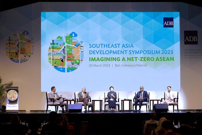 (From left) Bloomberg TV Anchor and Chief Markets Editor David Ingles, Philippine Central Bank Governor Felipe Medalla; Glasgow Financial Alliance for Net Zero Asia–Pacific Network Managing Director Yuki Yasui; ADB Director General and Sectors Group Chief-Designate Ramesh Subramaniam; and Singapore Exchange Managing Director, Head of Sustainability and Sustainable  Finance Herry Cho. 