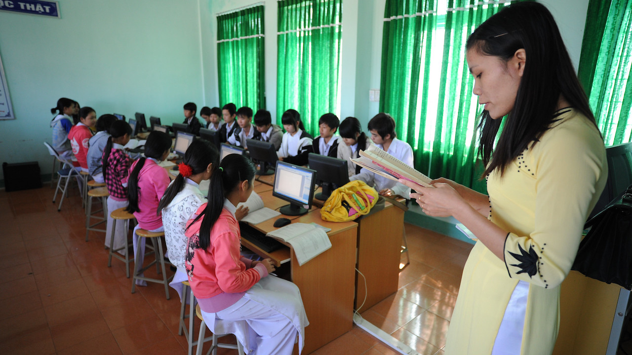 A teacher conducting a computer class in Sa Thay High School in the Sa Thay district, Kon Tum Province, Viet Nam. Photo credit: ADB.