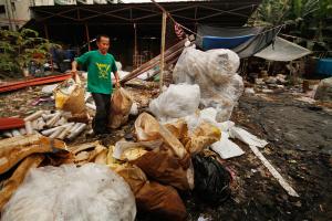 If Indonesia commits to recycling by persistently sorting waste, the increase in demand will force municipalities to build diversified recycling facilities. Photo credit: ADB.