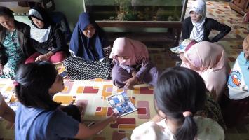 Vulnerable communities do not always know when and what precautions to take to limit their exposure to poor air quality. Photo credit: Courtesy of Pulse Lab Jakarta.