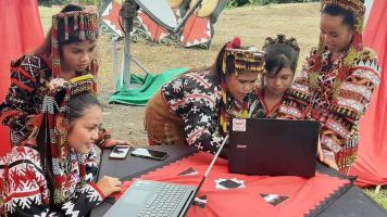 Students in Lake Sebu in South Cotabato in Mindanao surfing the internet using satellite connection. Phot credit: Ateneo de Davao University/Rogel Mari Sese.