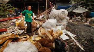 If Indonesia commits to recycling by persistently sorting waste, the increase in demand will force municipalities to build diversified recycling facilities. Photo credit: ADB.