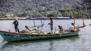 Fishermen in the Gulf Of Thailand bring in their catch. Photo credit: iStock/GarySandyWales.