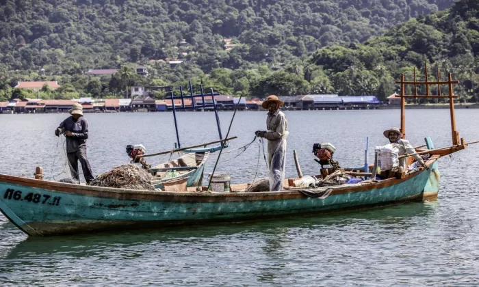 Fishermen in the Gulf Of Thailand bring in their catch. Photo credit: iStock/GarySandyWales.