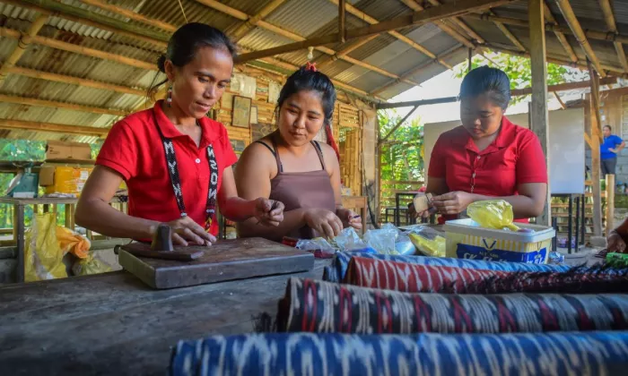 Increasing trade access for small businesses, such as those producing indigenous products, promotes sustainable and inclusive growth. Photo shows T'boli weavers of the T’nalak textile, an indigenous export product from South Cotabato in Mindanao, Philippines. Photo credit: ADB.