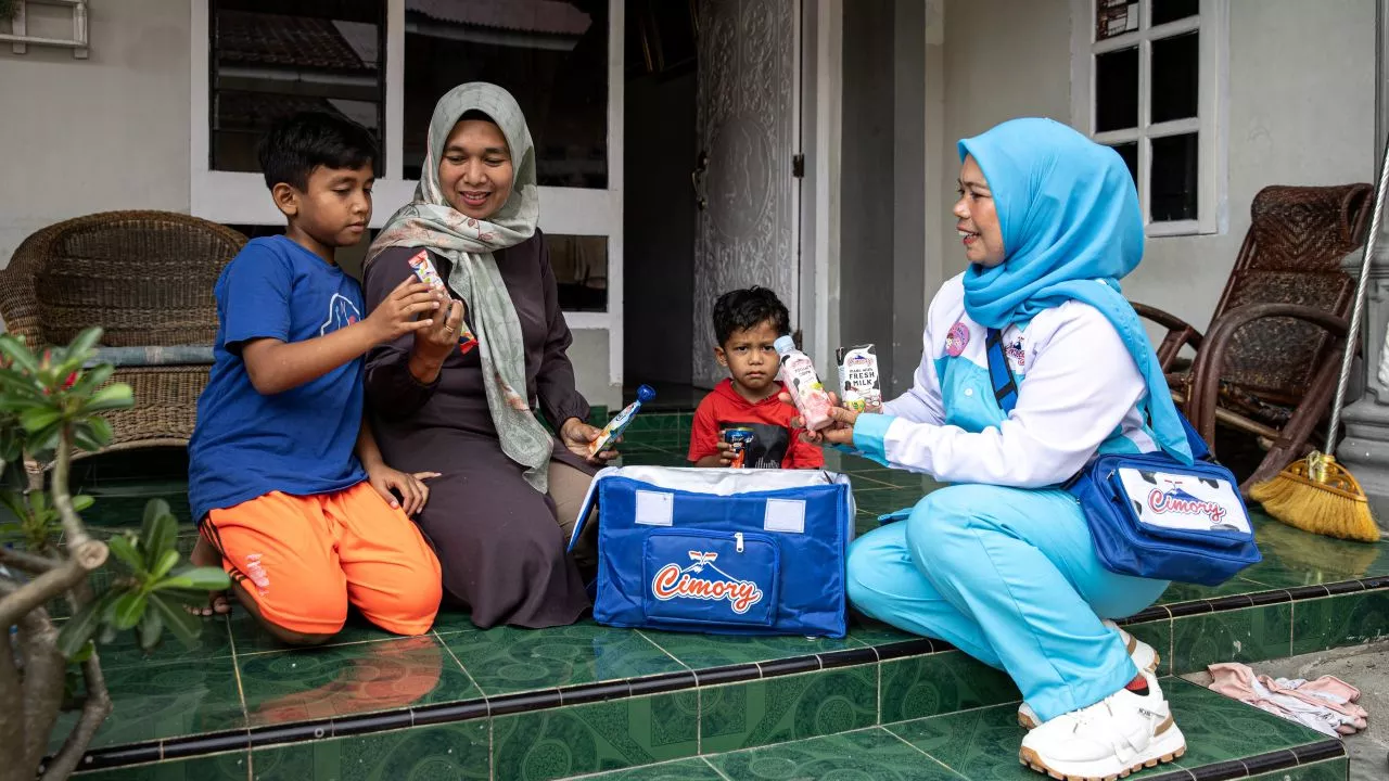 iss Cimory sales agent Elmita Sari Dewi delivers dairy products door-to-door. Photo credit: ADB.