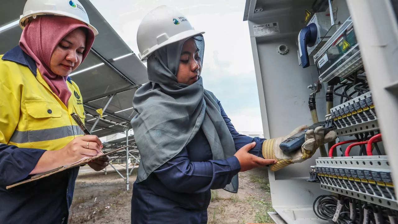 Vena Energy staff perform maintenance work at a solar farm in Lombok. Photo credit: ADB.