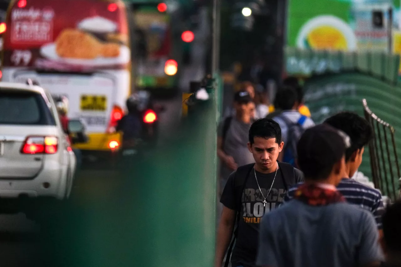 Commuters walking along EDSA. Photo credit: ADB.