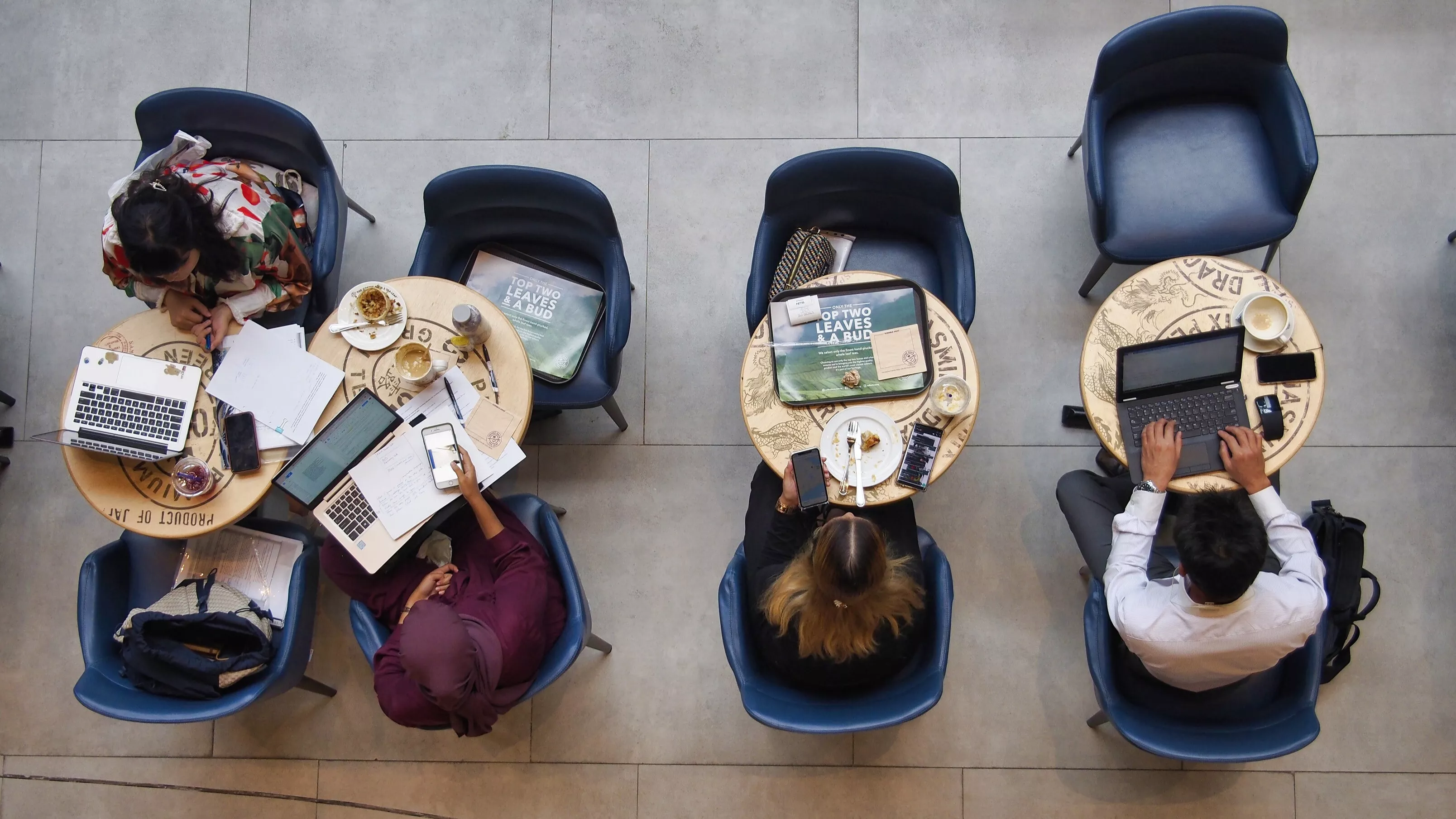Diners at a coffee shop use their mobile devices. Photo credit: ADB.