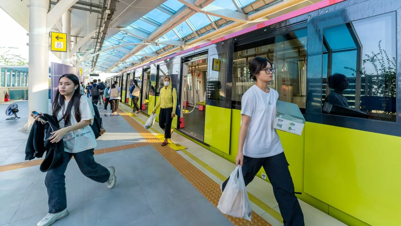 Passengers leaving the train at Nhon Station in Ha Noi, Viet Nam. Photo credit: ADB.