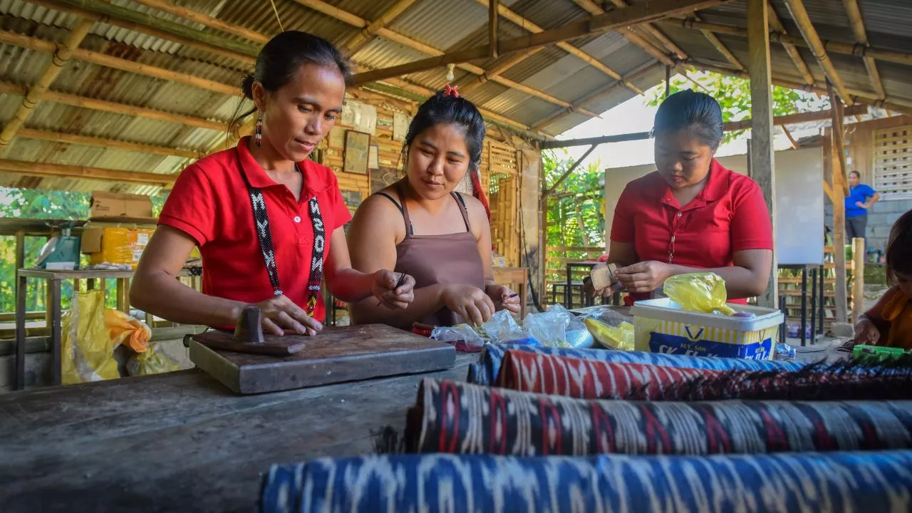 T'boli weavers of Tinalak fabric in Mindanao. Photo credit: ADB.